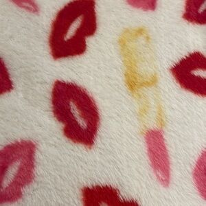 Velvet lip throw